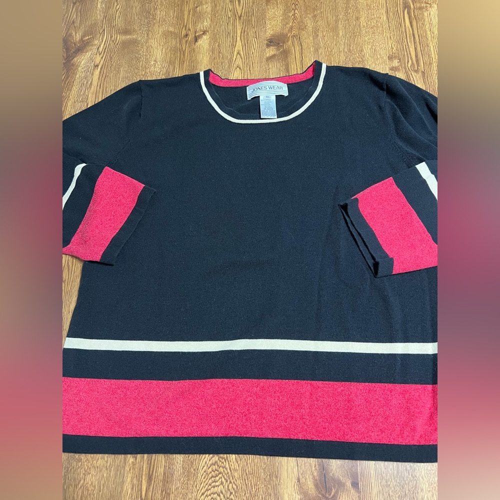 Womens Jones Wear Size XL black and red sweater